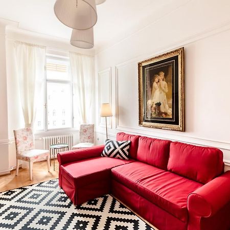 Golden Esthetic With Red Sofa Apartment Budapest Eksteriør billede