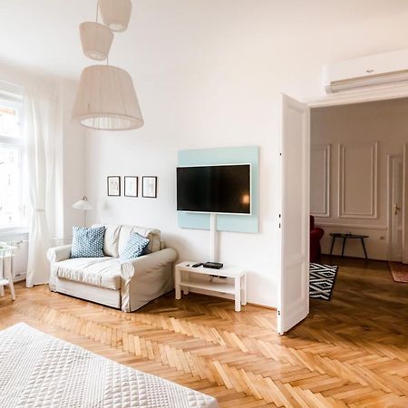 Golden Esthetic With Red Sofa Apartment Budapest Eksteriør billede