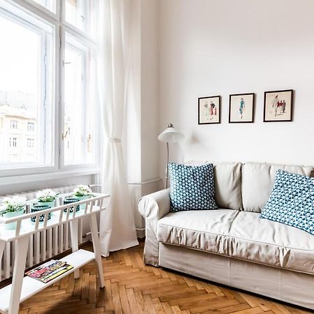 Golden Esthetic With Red Sofa Apartment Budapest Eksteriør billede