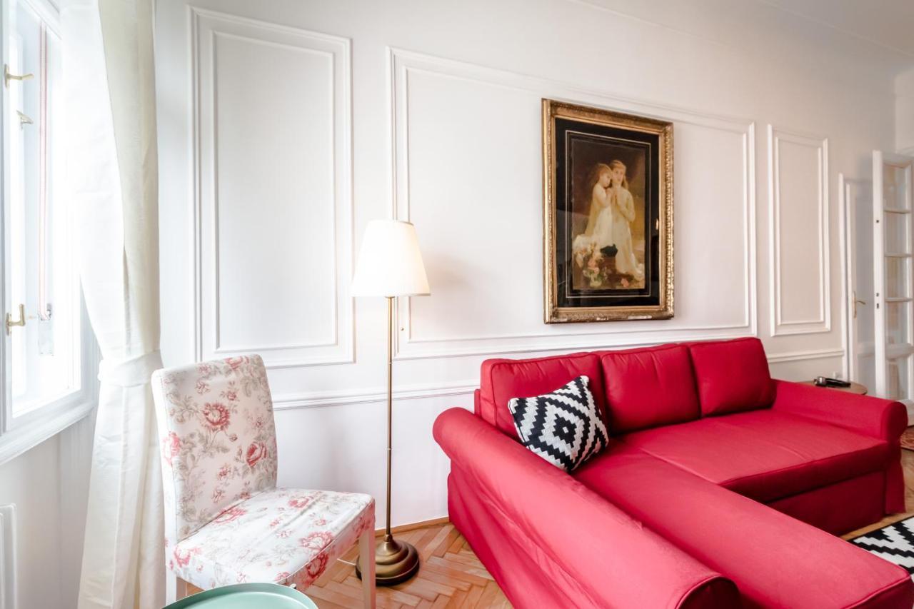 Golden Esthetic With Red Sofa Apartment Budapest Eksteriør billede
