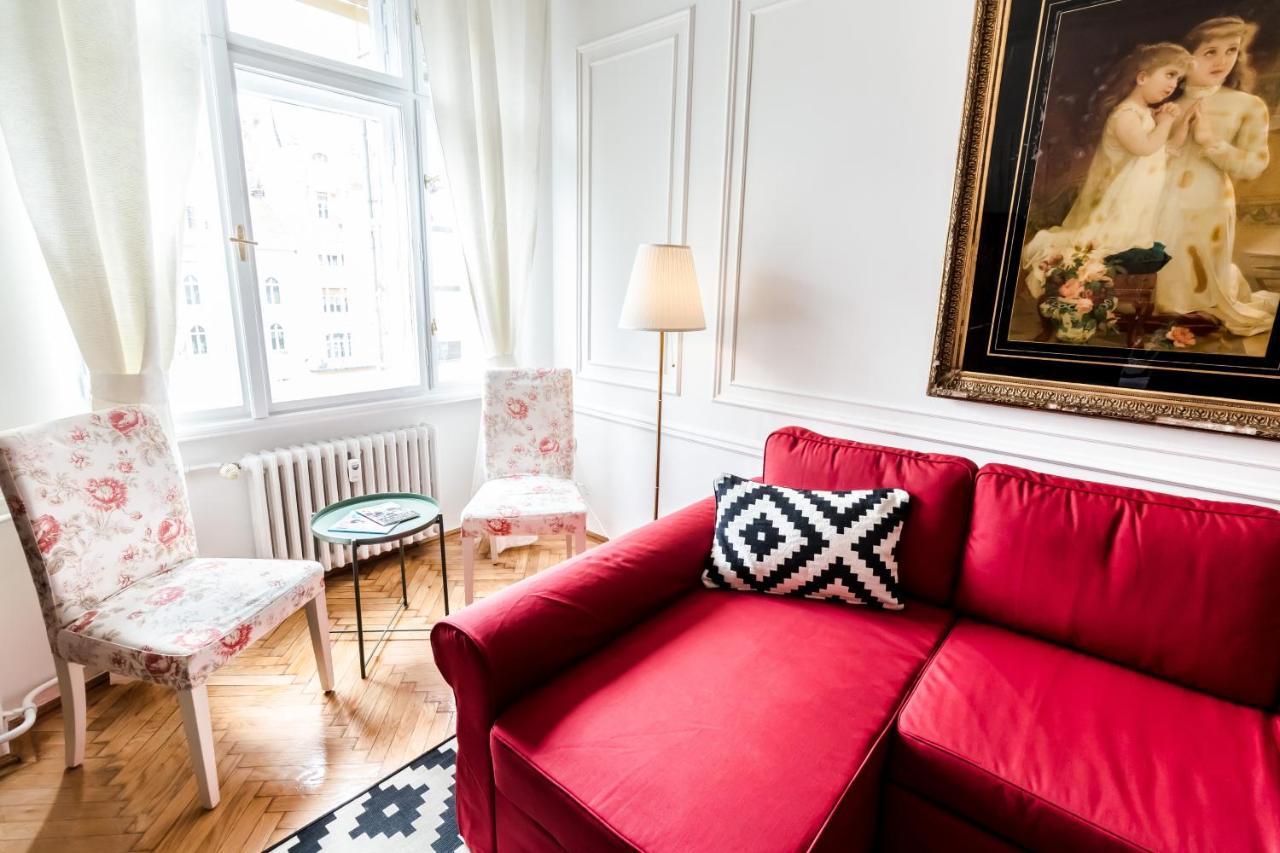 Golden Esthetic With Red Sofa Apartment Budapest Eksteriør billede