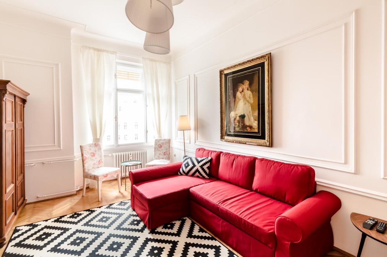 Golden Esthetic With Red Sofa Apartment Budapest Eksteriør billede