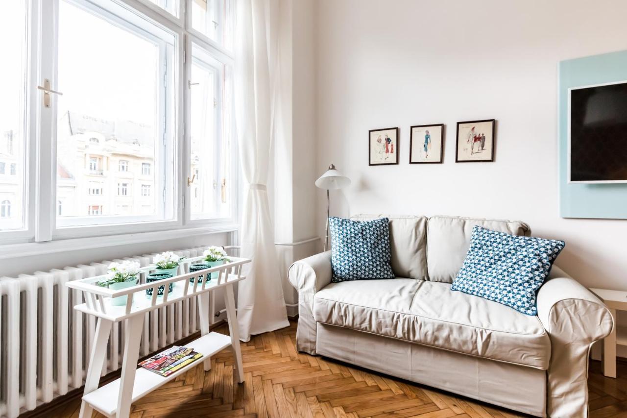 Golden Esthetic With Red Sofa Apartment Budapest Eksteriør billede